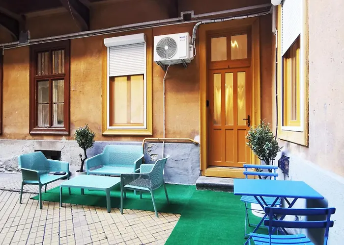 Retro Designstudio In Downtown Apartament
